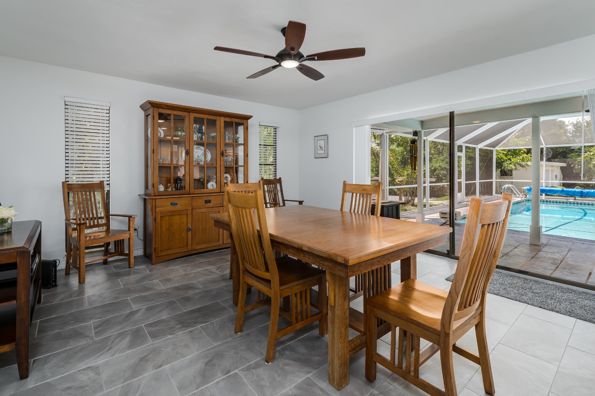 661 East Valley Drive photo 5